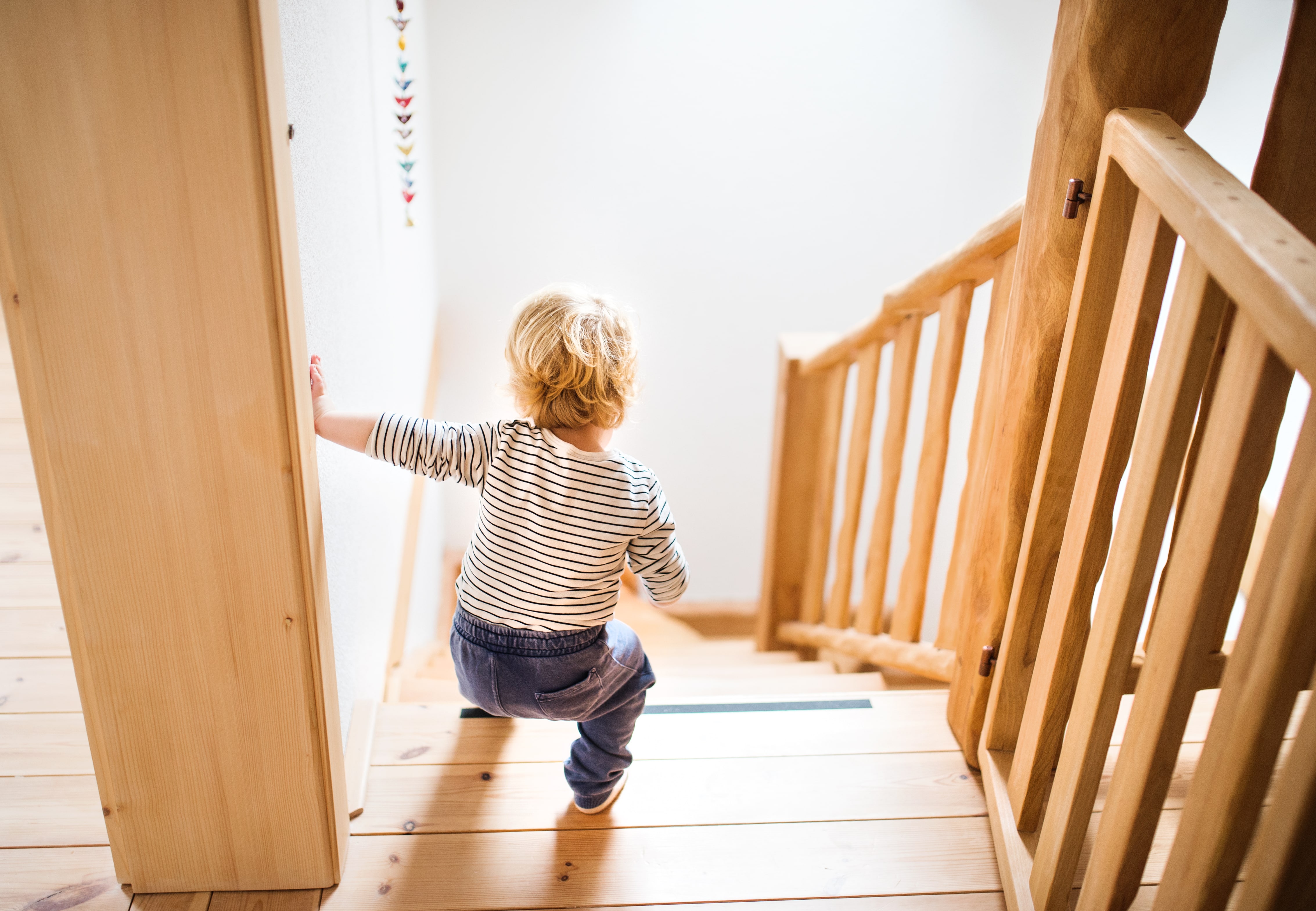 Ein Kind geht die Treppe runter.