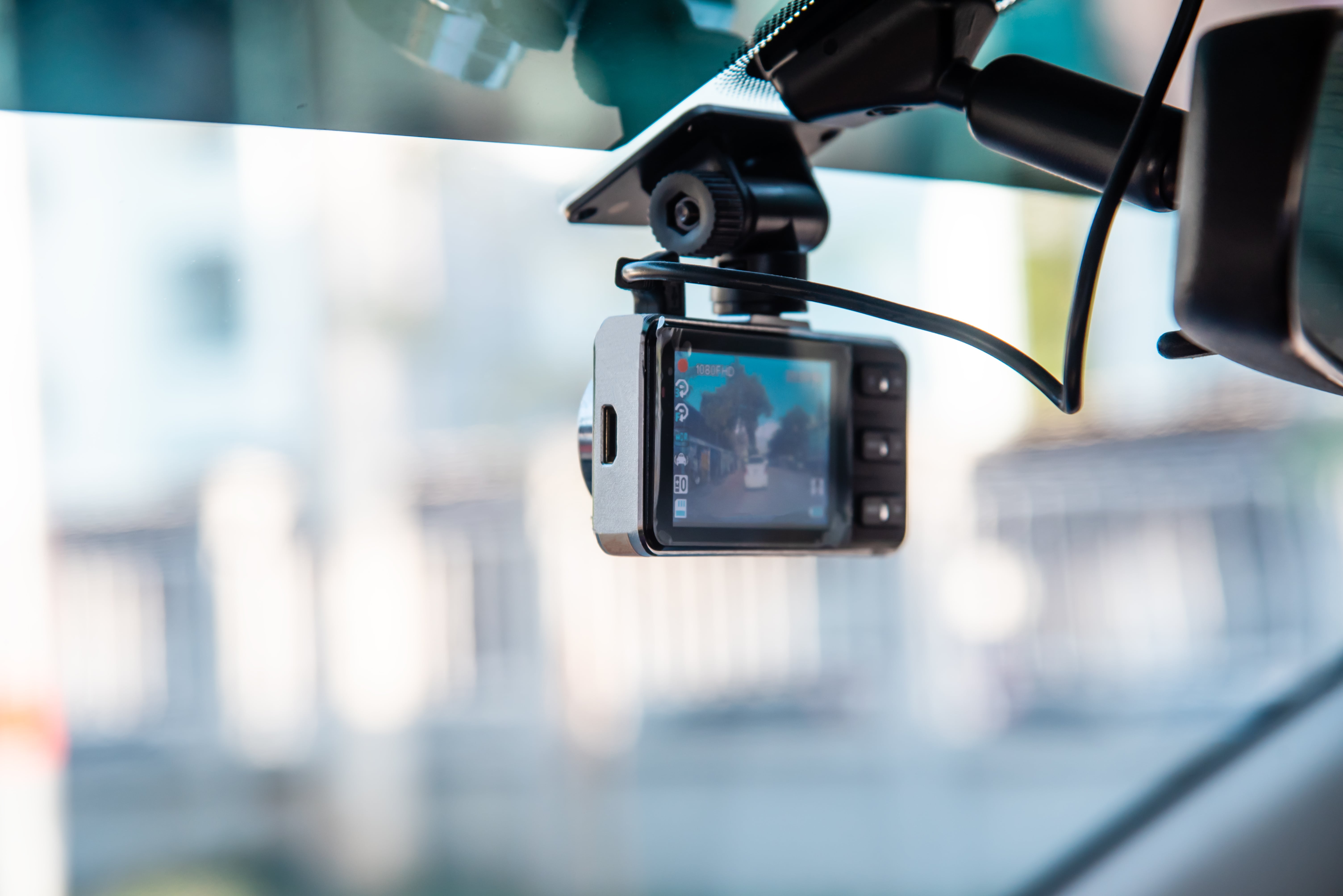 Ein Beispielbild einer Autodashcam. Sie ist am oberen Ende der Windschutzscheibe angebracht